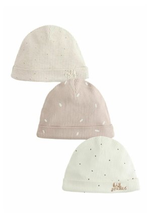 Drei gerippte Stoff-Beanies in Beige, Hellrosa und Off-White, jeweils mit kleinen Punktmustern und besticktem Schriftzug nahe dem Bündchen.