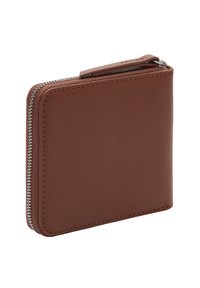 Brązowy skórzany portfel o teksturowanej powierzchni, kwadratowym kształcie, zamknięciu na suwak i kontrastujących metalowych elementach. Kompaktowy i funkcjonalny.
