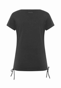 Čierne tričko s krátkym rukávom, so sťahovacími šnúrkami na bokoch a malým nápisom "MUSTANG" pri golieri na zadnej strane.