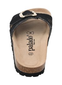 Svart mocka slidesandal med en vadderad korkfotbädd, med en silverfärgad metallspänne och vita sömmar som accent. Platt gummisula.