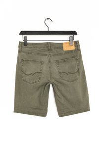 Shorts en coton vert olive accrochés. Les caractéristiques comprennent deux poches arrière avec des détails cousus et une étiquette en cuir sur la ceinture.