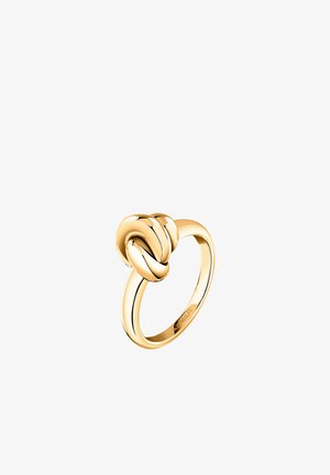 Anello d'oro con un design lucido a nodo su una fascia sottile, che riflette la luce su uno sfondo bianco.