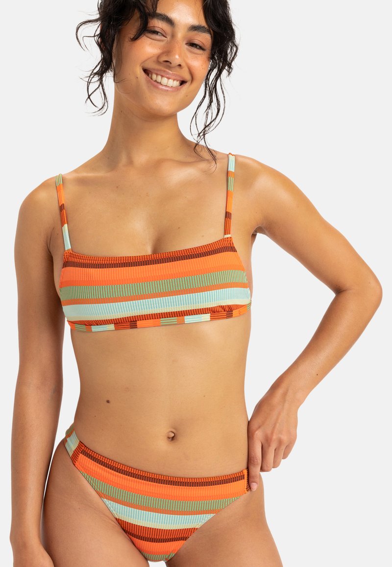 Randig bikini-set i orange, teal och bruna nyanser. Topp med tunna band och rektangulär form; botten har en låg midja.