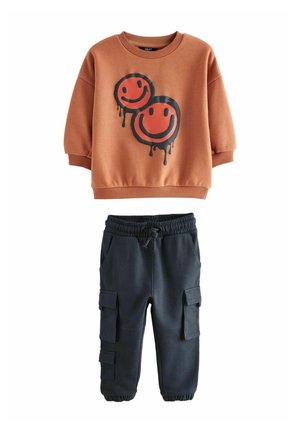 PLACEMENT PRINT UTILITY AND SET - Cargobyxor - rust brown happy
