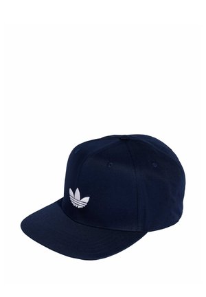 Granatowa bejsbolówka z płaskim daszkiem, z białym wyszywanym logo Adidas trefoil na środku z przodu.