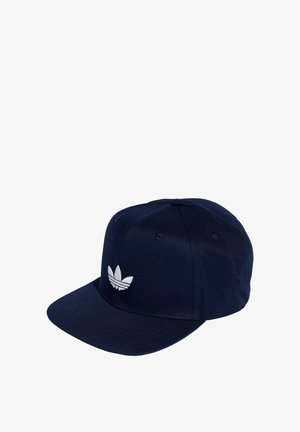 Marineblauwe baseballpet met een vlakke klep en een wit geborduurd Adidas trefoil-logo middenvoor.