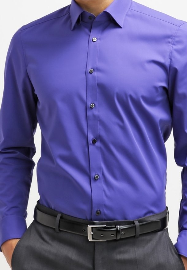 Paarse longsleeve shirt gemaakt van gladde stof met een button-down kraag, voorzien van zwarte knopen en een getailleerde silhouet.