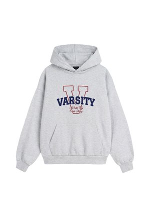 Jasnoszara bluza z kapturem i przednią kieszenią oraz tekstem "V Varsity Write My Own Story" w kolorze niebieskim i czerwonym na piersi.