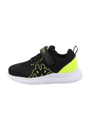 Zapatilla deportiva negra con un upper texturizado, detalles en neón amarillo, correa de gancho y bucle, y una suela blanca acolchada para mayor comodidad.