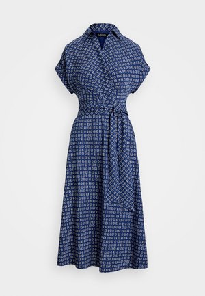 Φόρεμα με τύπωμα σε ναυτικό ύφασμα με λευκά γεωμετρικά μοτίβα. Διαθέτει γιακά, κοντά μανίκια και ζωνάκι στη μέση που τονίζει τη σιλουέτα.