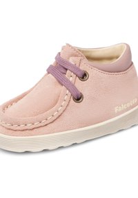 Scarpa per toddler in pelle scamosciata rosa chiaro con lacci viola, cuciture bianche, collare imbottito e suola in gomma bianca testurizzata.