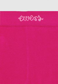 Rosa Socken mit glatter Textur zeigen ein Logo in hellrosaner Schrift am Bündchen. Das Design ist schlicht, mit einer einheitlichen Farbe.
