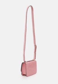 Borsa a tracolla in pelle texturizzata rosa con tracolla regolabile, caratterizzata da una forma rettangolare e bordi neri a contrasto.