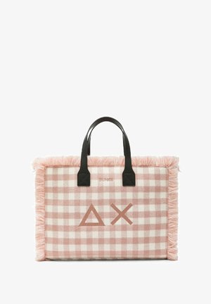 Borsa tote a scacchi rosa e bianca con bordo frastagliato, manici in pelle nera e un logo con simboli geometrici marroni.