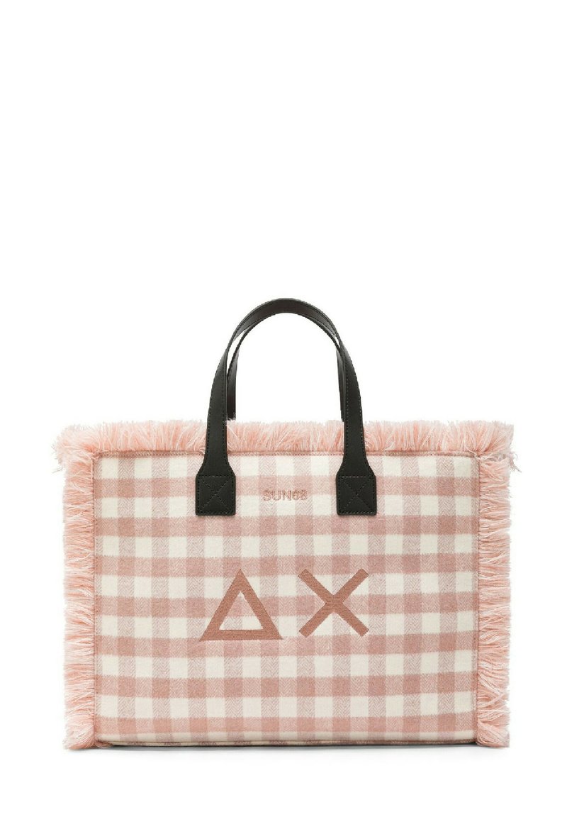 Borsa tote a scacchi rosa e bianca con bordo frastagliato, manici in pelle nera e un logo con simboli geometrici marroni.