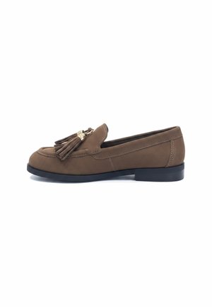 Mocassino in suede marrone con nappine sul davanti e suola piatta nera, vista laterale su sfondo bianco.