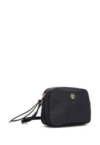 Borsa a tracolla nera realizzata in materiale testurizzato con logo in hardware dorato, chiusura con zip e doppie cinghie per opzioni di trasporto versatili.