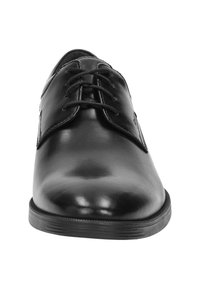 Scarpe eleganti in pelle nera con texture liscia, punta affusolata, dettagli cuciti e lacci neri, dotate di suola in gomma e design minimale.