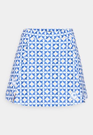 Saia azul e branca com padrão de formas geométricas e detalhes em laranja, apresentando um leve corte em A e detalhe de fenda lateral.