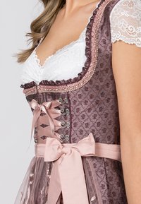 Rosa Kleid mit floralem Muster, eng anliegendem Oberteil, Spitzenverzierungen und einem Tüllrock, ausgestattet mit einem Ripsband in der Taille und dekorativen Schnürungen.
