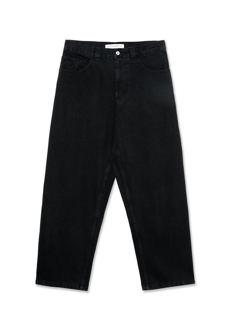 Pantalones de mezclilla negros con un corte recto, diseño de cinco bolsillos, cierre de botón y textura ligeramente desgastada. Etiqueta de la marca visible en la cintura.