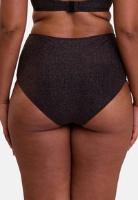 Bas de bikini noir taille haute avec un éclat métallique, design sans couture et couverture minimale à l'arrière. Texture lisse avec des accents brillants.