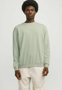 Jack & Jones MIT RUNDHALS GEDRUCKT - Sudadera - desert sage