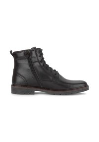 Zwarte leren enkelboots hebben een vetersluiting aan de voorkant en een rits aan de zijkant, met een textuurafwerking, ronde neus en platte rubberen zool.