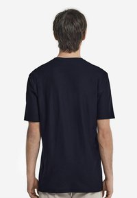 Marinblå bomullströja med korta ärmar, rundad halsringning, avslappnad passform och jämn textur, sedd bakifrån. Inga synliga logotyper eller mönster.