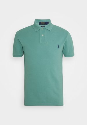 Grünes kurzärmeliges Polohemd mit zwei Knöpfen und kleinem dunkelblauem Logo auf der linken Brust.