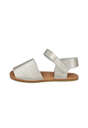 Sandalias de cuero plateado con un acabado texturizado, diseño de punta abierta, tira en el tobillo y suela plana marrón. Sin adornos adicionales.