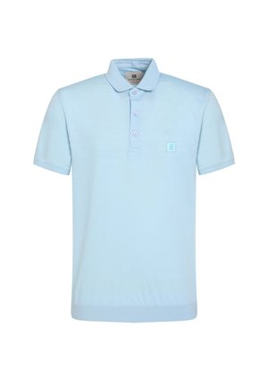 Polo shirt azzurro chiaro in cotone morbido, con una chiusura a tre bottoni, maniche corte e un piccolo logo sul lato sinistro del petto.
