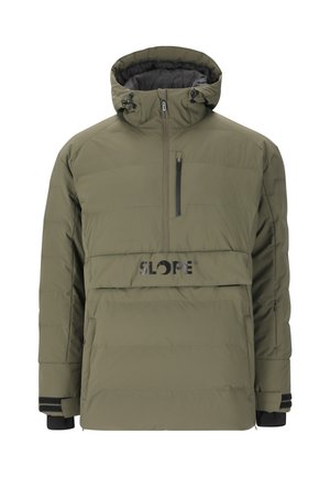 Grøn pufferjakke med halv-zip design, justerbar hætte og et sort logo. Har sidelommer og ribbede manchetter.