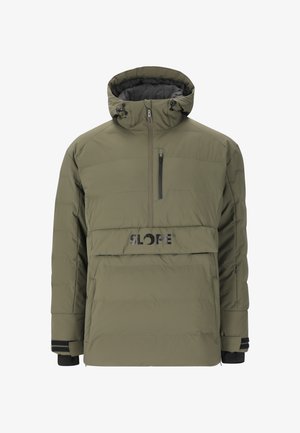 Grøn pufferjakke med halv-zip design, justerbar hætte og et sort logo. Har sidelommer og ribbede manchetter.