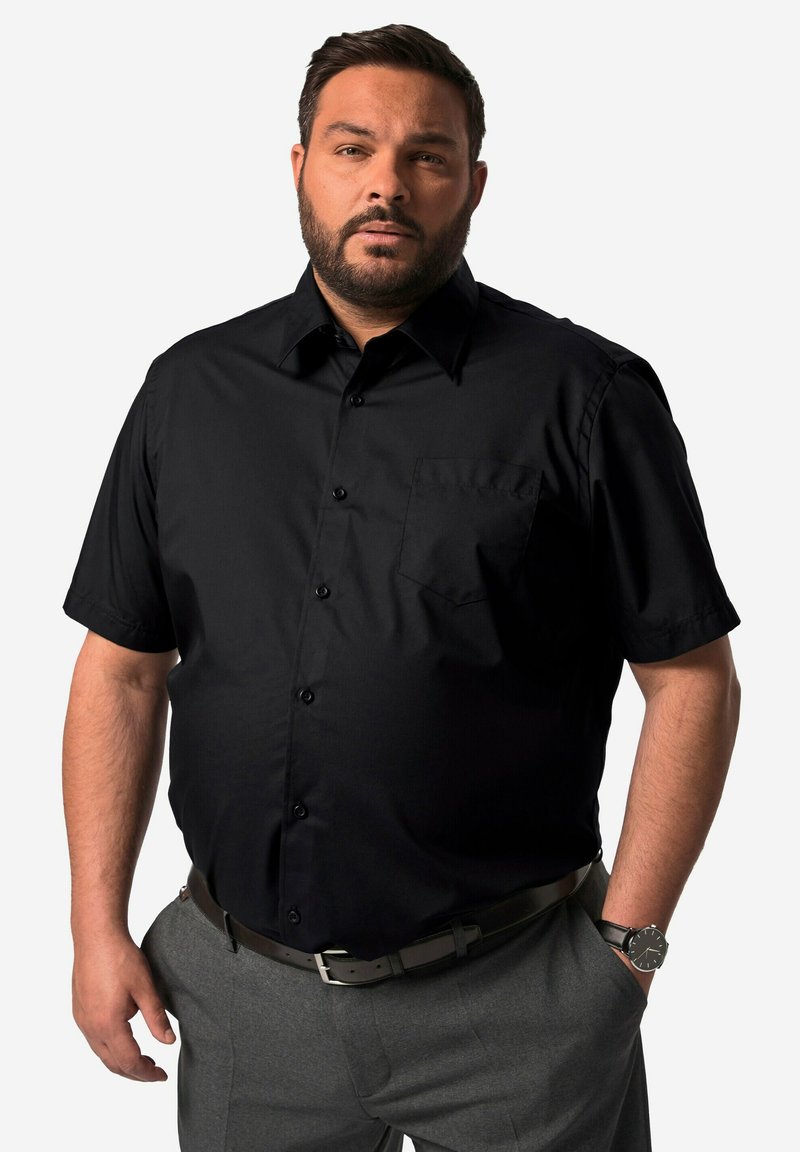 Korte mouwen zwarte shirt van gladde stof, met een knoopsluiting aan de voorkant, een enkele borstzak en een klassieke kraag.