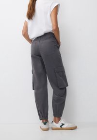 PULL&BEAR Cargobroek - grey