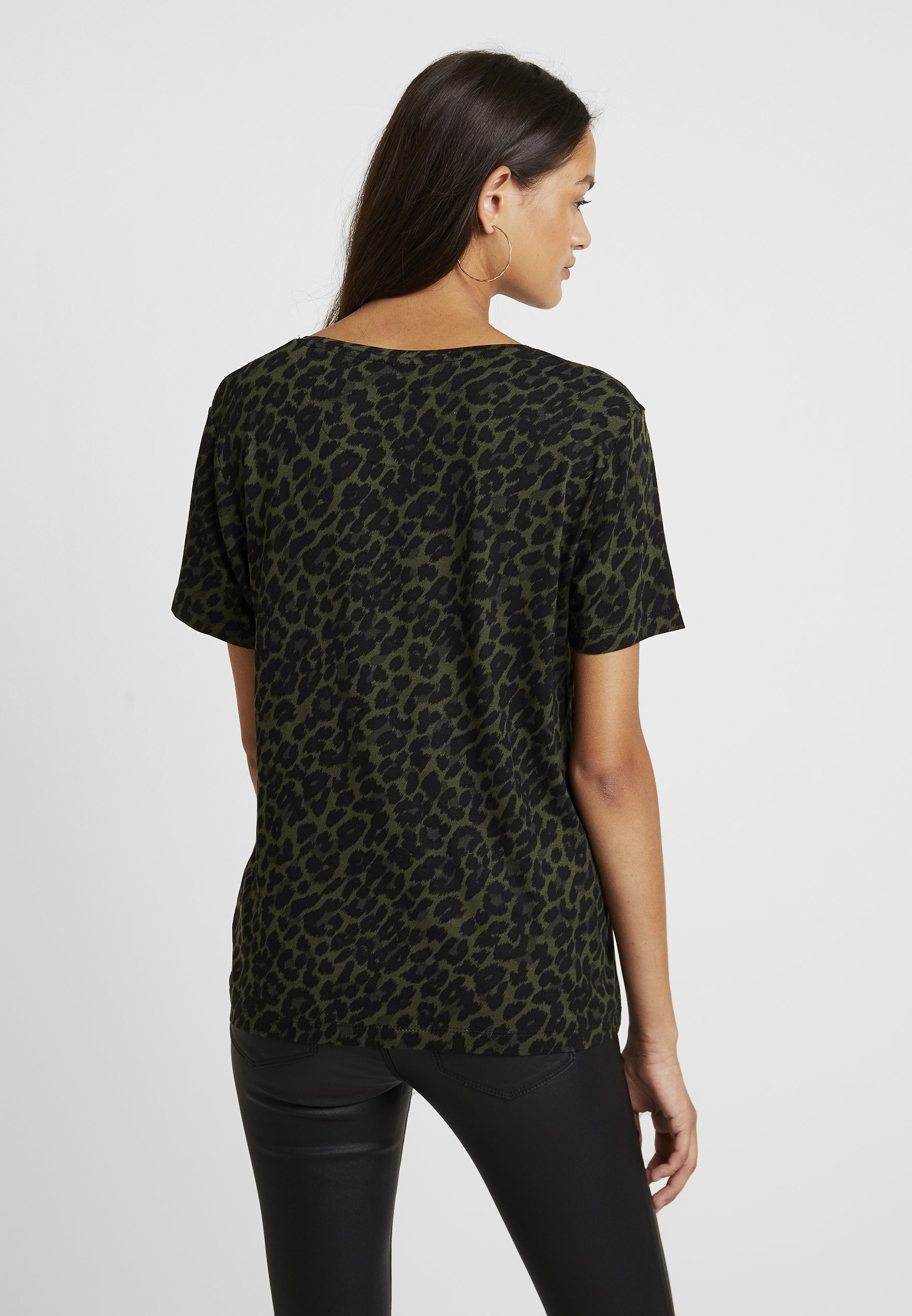 b.young BYRILLO T shirts med print olive night combi b.young BYRILLO - T-shirts med print - olive night