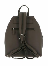 Sac à dos en cuir marron avec deux poches zippées, des bretelles réglables et une finition texturée. Il dispose d'une poignée supérieure pour un transport facile.