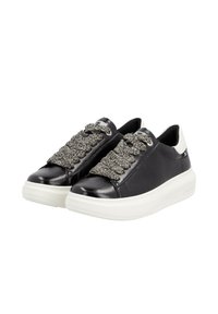 Baskets en cuir noir avec semelles blanches épaisses, dotées de lacets gris texturés et d'un design minimaliste. Tige lisse avec un détail de talon contrasté.