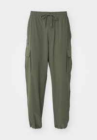 Olivgrön joggerbyxor i mjukt material, med elastisk midja, dragsko och cargofickor på sidorna.
