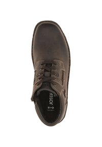Zapato de cuero marrón con puntera redondeada, detalles de costura y diseño con cordones, además de un interior acolchado. Ajuste extra ancho.