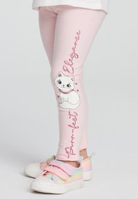 Leggings rosa realizzati in morbido tessuto, caratterizzati da una grafica di un gatto cartoon con occhi blu e dettagli rosa, arricchiti dalla parola "Eleganza" in un testo brillante.