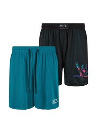 To par med basketballshorts: den ene i teal med snøring, den andre i svart med et fargerikt grafisk trykk. Begge har nettstoff.