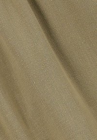 Tissu texturé en vert olive, présentant un motif tissé. La surface est lisse avec un éclat subtil et des reflets lumineux variés.