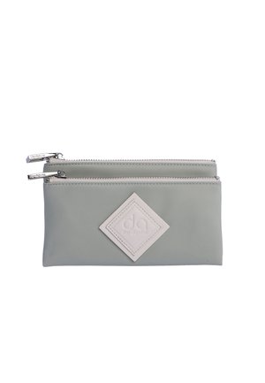 Bolsa rectangular de color gris claro con dos cremalleras plateadas y un parche de logo blanco en forma de diamante con las iniciales "da".