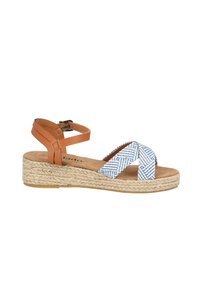 Braune Leder-Sandalette mit Riemchen und einer oberen Fläche im gewebten blau-weißen Muster, juteumwickeltem Absatz und verstellbarem Knöchelriemen.