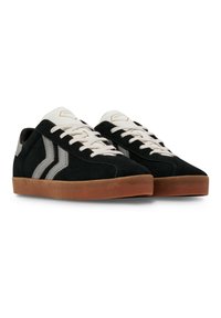 Zwarte nubuck lage sneakers met grijze accenten, een witte vetersluiting en een rubberen gumzool.