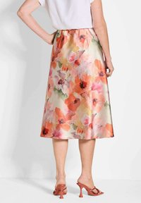 Fließender Midi-Rock aus Satin mit floralem Muster in verschiedenen Rosa-, Orange- und Grüntönen. Enganliegender Bund, glatte Textur.