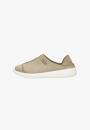 Beige Slipper mit weißer Gummisohle, niedrigem Absatz und dezent gesticktem Logo an der Außenseite.