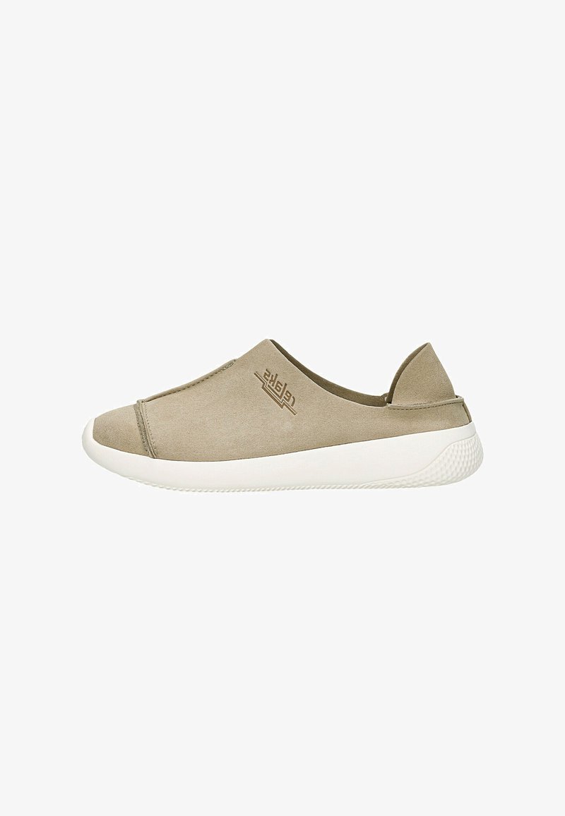 Beige Slipper mit weißer Gummisohle, niedrigem Absatz und dezent gesticktem Logo an der Außenseite.